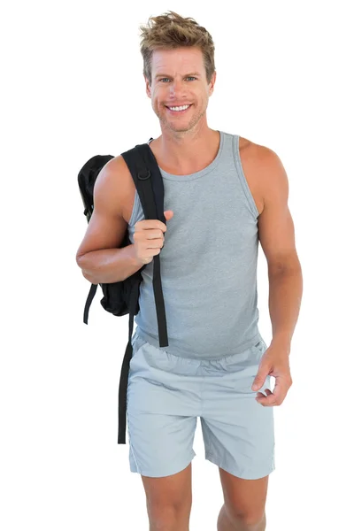 Человек в спортивной форме держит рюкзак — стоковое фото