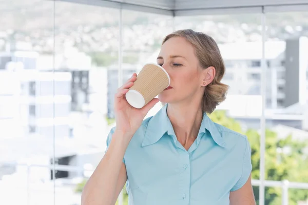 Geschäftsfrau trinkt aus Einweg-Kaffeetasse — Stockfoto