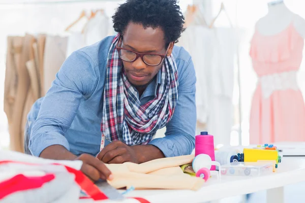 Diseñador creativo que mide ropa — Foto de Stock