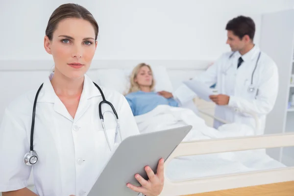 Doctor holding folder — Stock Photo, Image