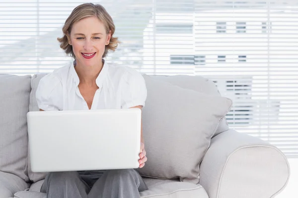Businesswoman using a laptop — Stock Photo, Image