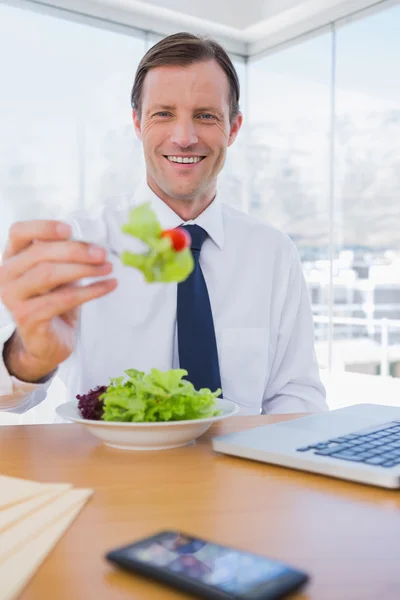 Empresário alegre comendo uma salada — Fotografia de Stock