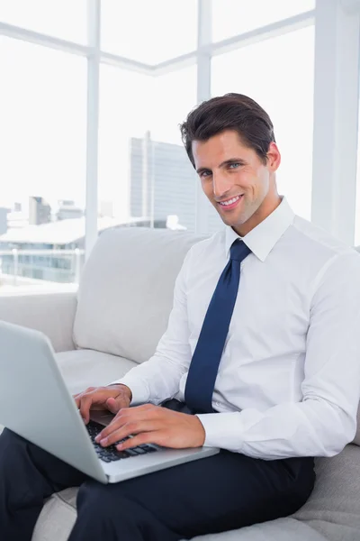 Lachende zakenman met behulp van laptop — Stockfoto