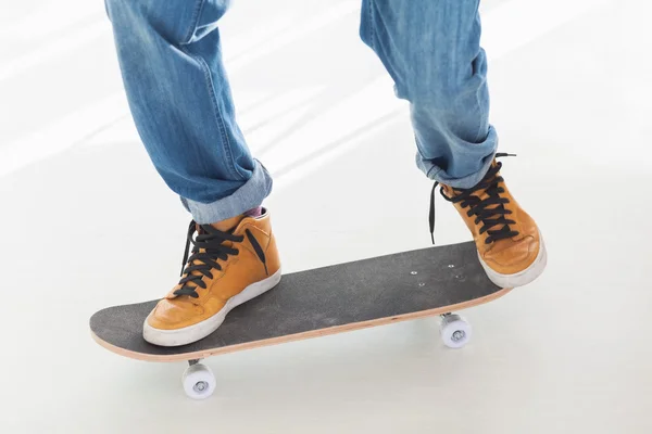 Man har kul på sin skateboard — Stockfoto