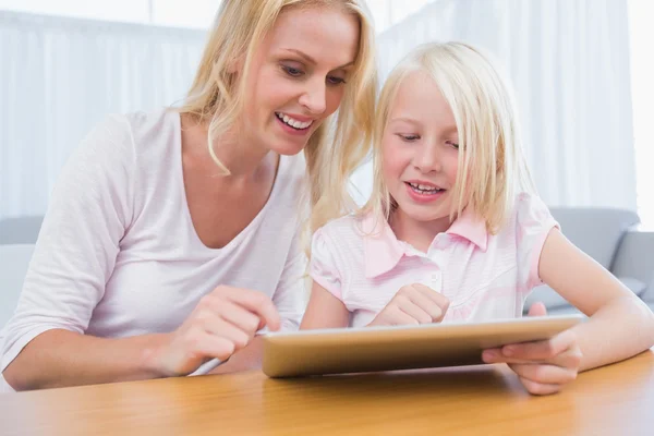 Alegre madre e hija usando tableta digital — Foto de Stock