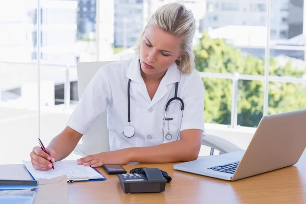 Aantrekkelijke verpleegster werken in haar kantoor — Stockfoto