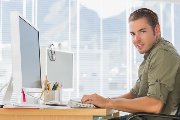 Empregado de negócios criativo sorrindo trabalhando no computador — Fotografia de Stock