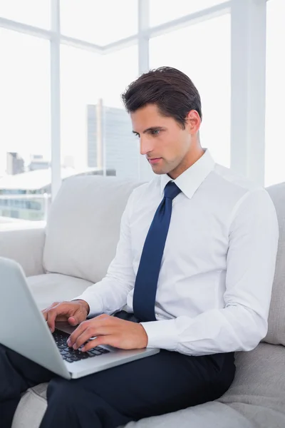 Attraktiver Geschäftsmann tippt auf seinem Laptop — Stockfoto