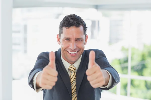 Empresário sorridente com os polegares para cima — Fotografia de Stock