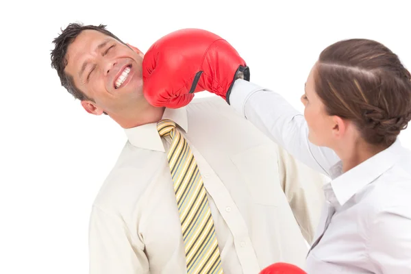 Empresária nocauteando um empresário com luvas de boxe — Fotografia de Stock