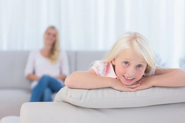 Niña acostada en el sofá — Foto de Stock