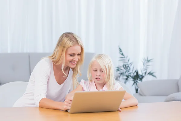 Frau benutzt Laptop mit ihrer Tochter — Stockfoto