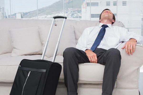 Empresario durmiendo en el sofá — Foto de Stock