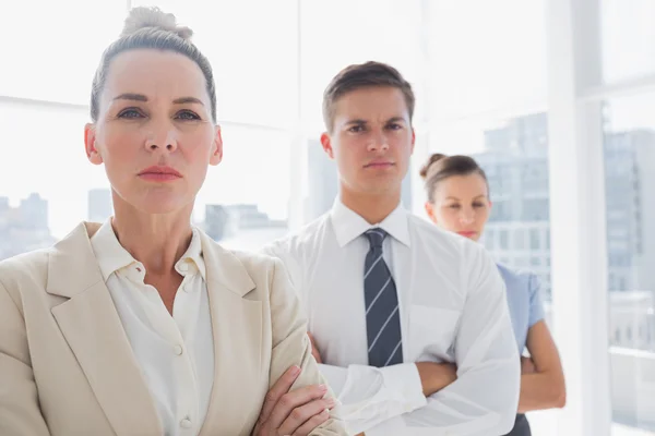Serious attractive businesswoman standing with arms crossed — Stock Photo, Image