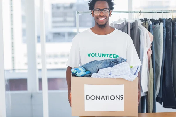 Atractivo hombre sosteniendo una caja de donaciones — Foto de Stock