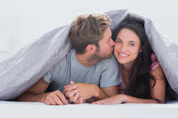 Hombre guapo besando a su esposa —  Fotos de Stock