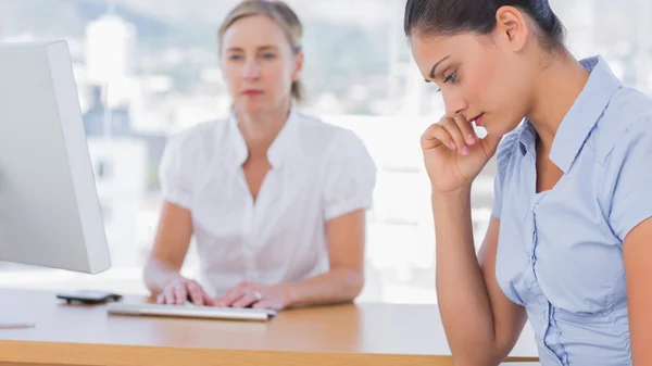 Femme d'affaires anxieuse tenant la tête — Photo