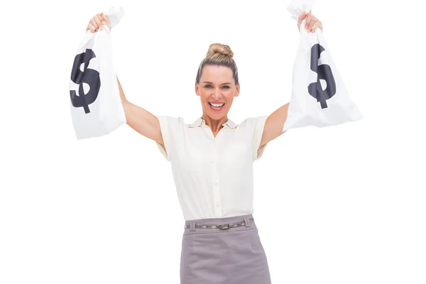 Mujer de negocios sonriente mostrando bolsas de dinero —  Fotos de Stock