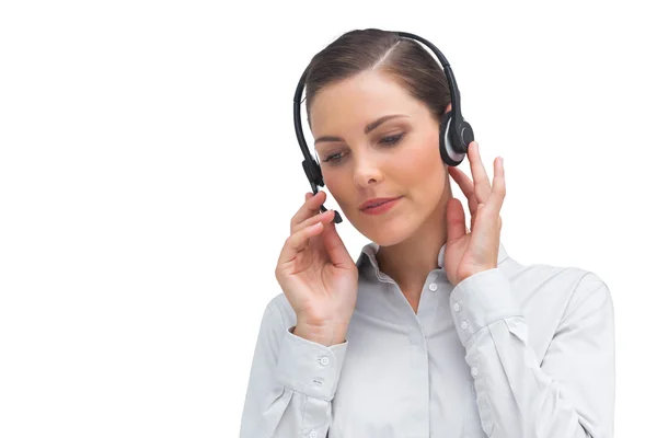 Mujer de negocios escuchando con auriculares — Foto de Stock