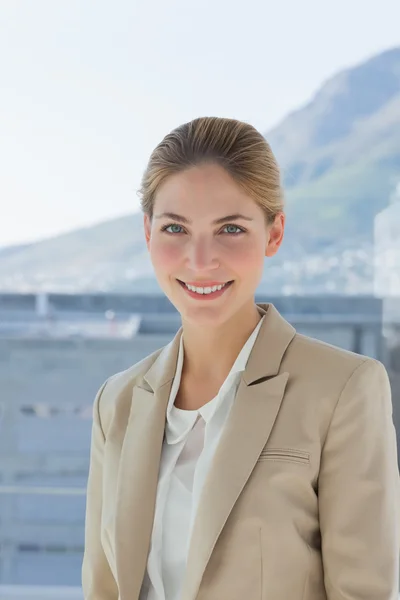Retrato de uma mulher de negócios sorridente em um escritório moderno — Fotografia de Stock