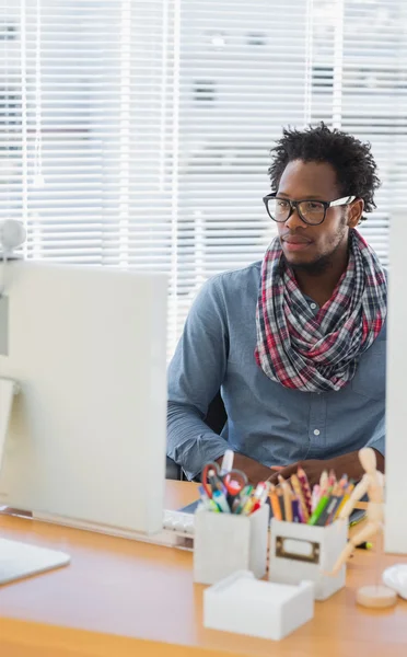 Schöner kreativer Geschäftsangestellter mit einem Videocall — Stockfoto