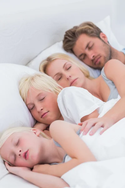 Coppia a letto con i loro figli — Foto Stock