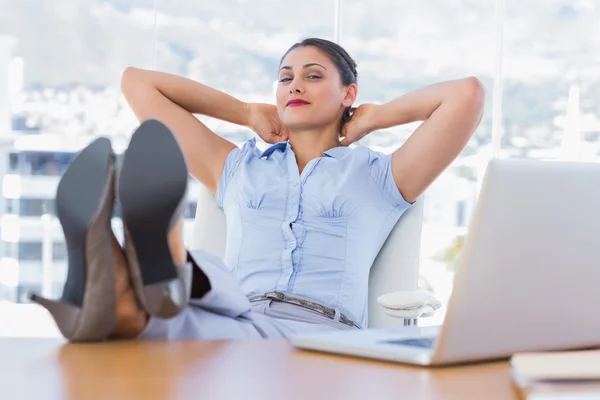 Attraente donna d'affari che fa un pisolino — Foto Stock