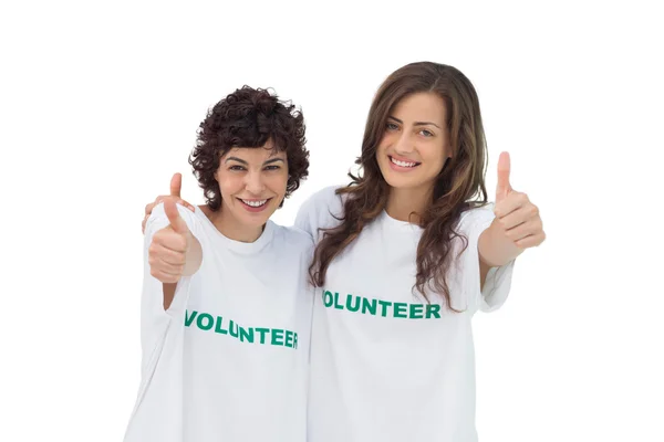 Dos voluntarios sonrientes dando pulgares arriba — Foto de Stock