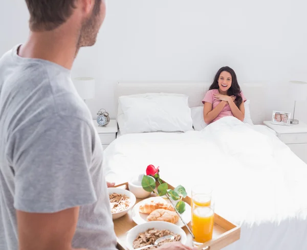 Uomo che porta la colazione alla moglie impressionato — Foto Stock