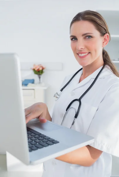 Mosolygó nő orvos használ laptop — Stock Fotó