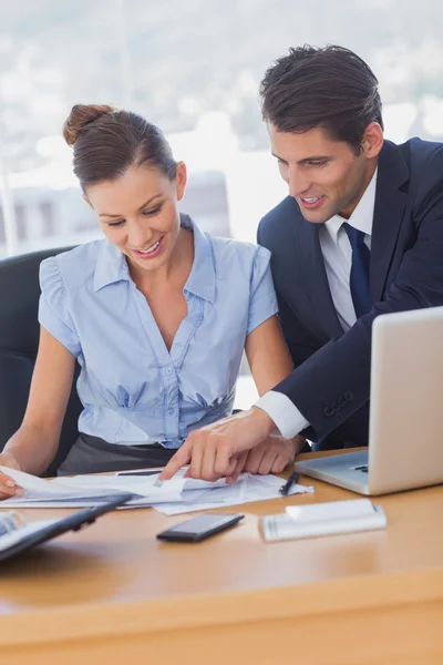 Unternehmen arbeiten zusammen und lächeln — Stockfoto