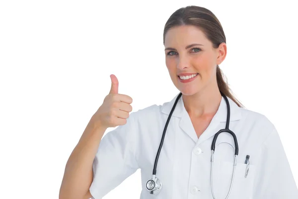 Enfermeira feliz dando polegares para cima e sorrindo para a câmera — Fotografia de Stock