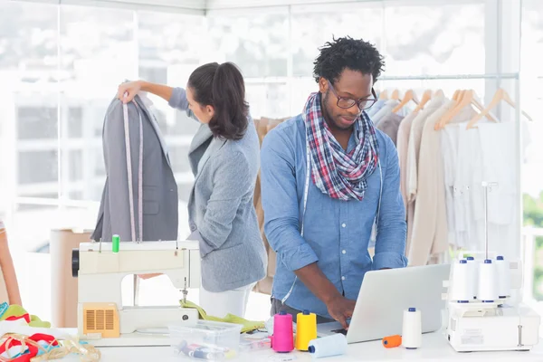 Fashion designer working on laptop — Stock Photo, Image