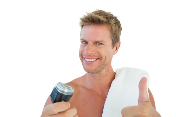 Uomo allegro dando pollici in su mentre tenendo un rasoio — Foto Stock