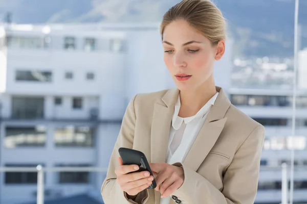 Geschäftsfrau berührt den Bildschirm ihres Smartphones — Stockfoto