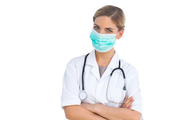 Verpleegkundige dragen chirurgische masker — Stockfoto