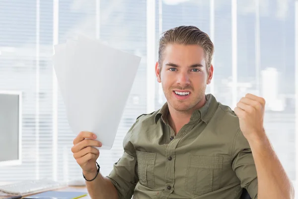 Alegre empleado creativo del negocio levantando sus brazos — Foto de Stock