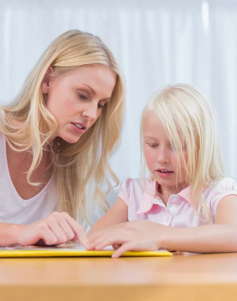 Moeder en dochter lezen samen — Stockfoto