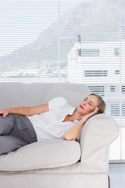 Расслабленная деловая женщина лежит на диване — стоковое фото
