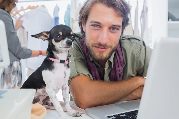 Modedesigner mit seinem Chihuahua — Stockfoto