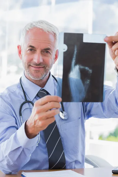Привлекательный врач показывает рентгенографию — стоковое фото