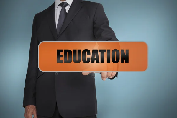 Бизнесмен трогает слово "образование" — стоковое фото