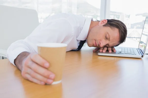 In slaap zakenman op zijn laptop — Stockfoto