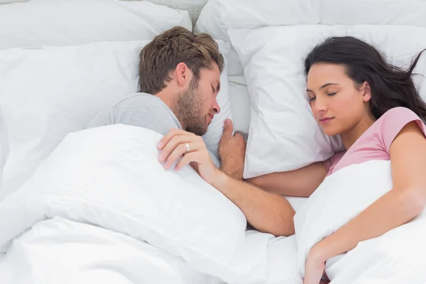 Пара спить у ліжку — стокове фото