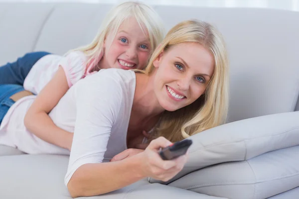 Mãe e sua filha assistindo TV — Fotografia de Stock