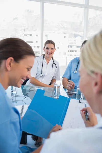 Médico sonriente en una sala de reuniones — Foto de Stock