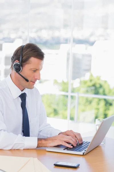 Empresario con auriculares — Foto de Stock