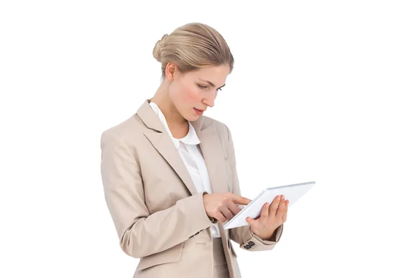 Mujer de negocios mirando tableta digital —  Fotos de Stock