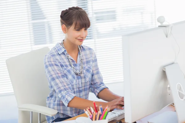 Diseñadora trabajando en su ordenador —  Fotos de Stock