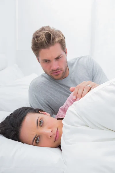 Frau ignoriert ihren Partner im Bett — Stockfoto